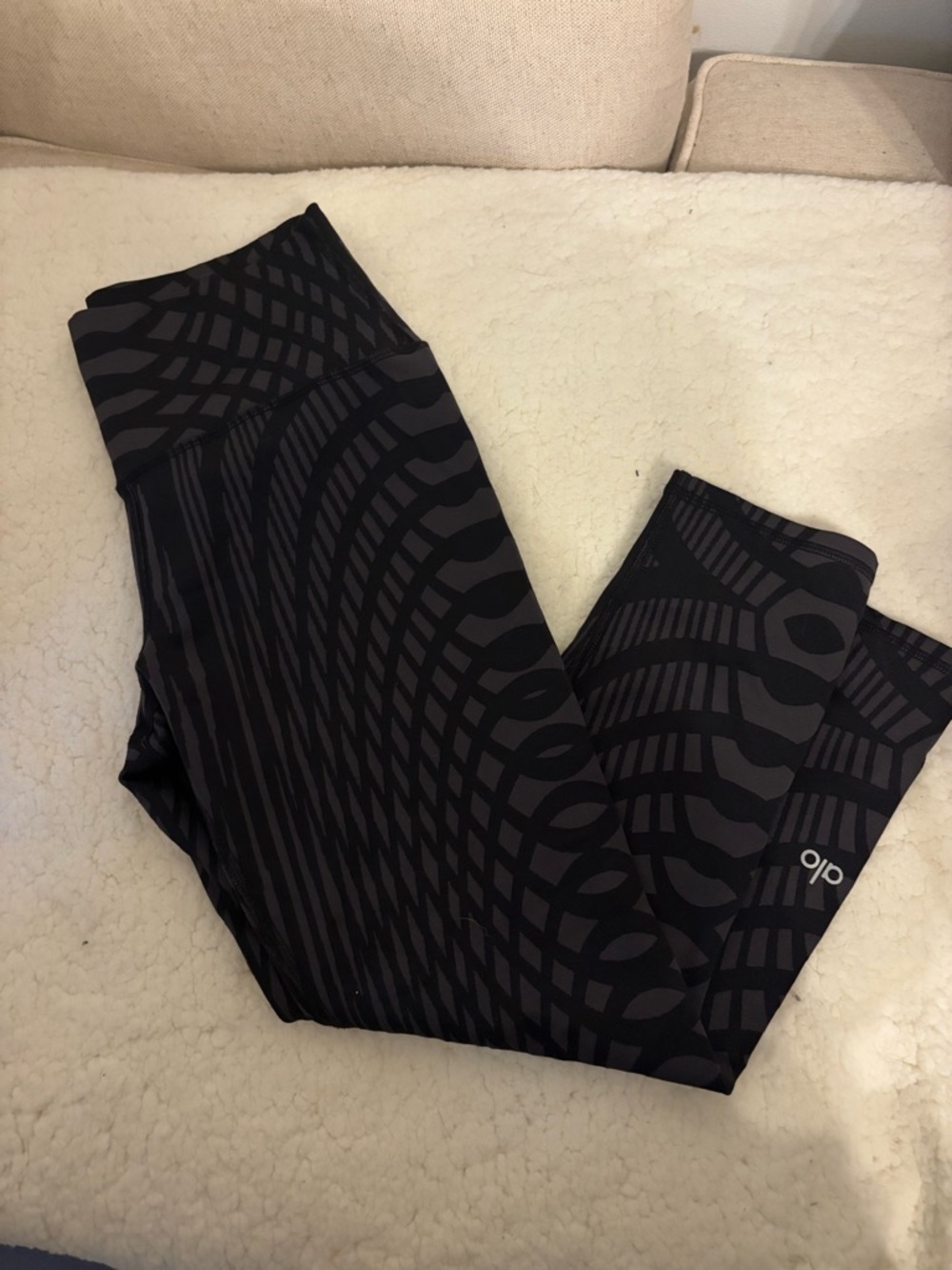 ALO Yoga High-Rise black geometric leggings